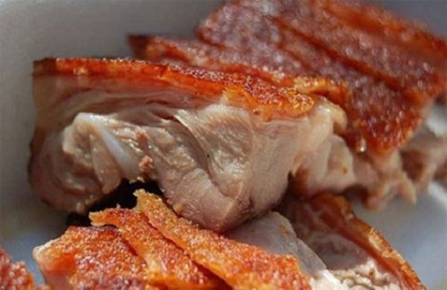 Thịt heo bệnh, chết, được chế biến thành thịt heo quay.